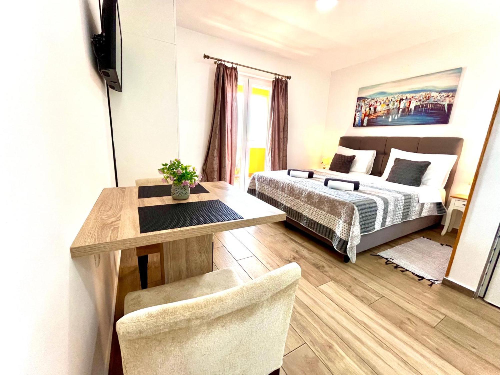מליני Apartments Sunset מראה חיצוני תמונה